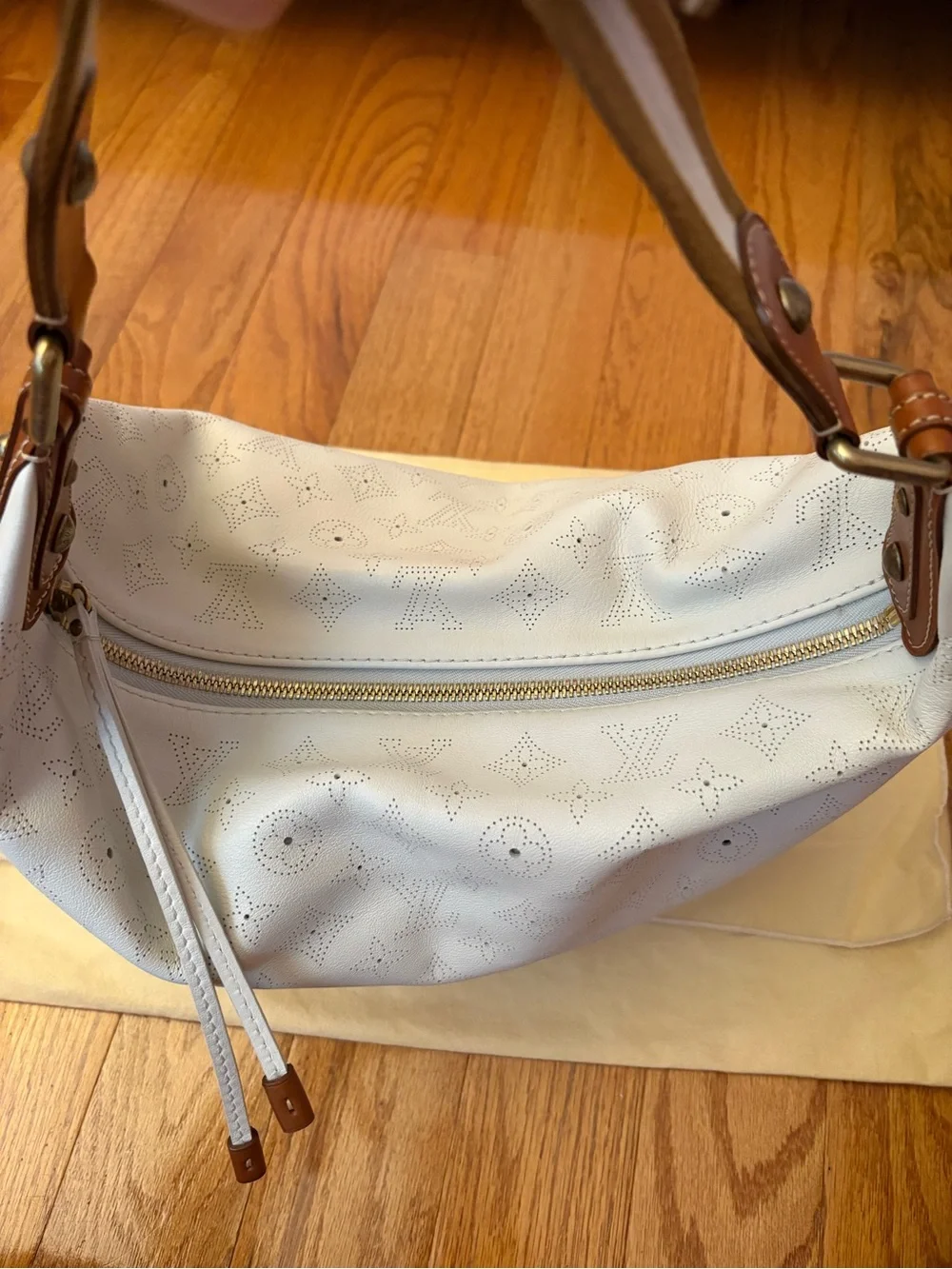 Louis Vuitton White Onatah GM Hobo Bag With Brown Buckle Strap and Accents